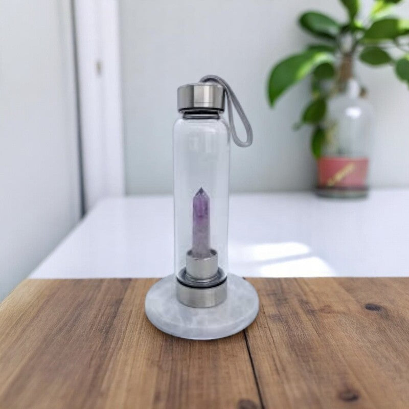 Botella de cristal con piedras naturales